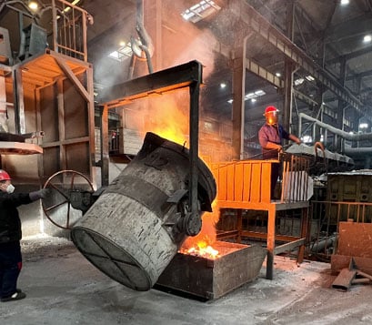 iron fittings production process-Remove the slag from the molten iron