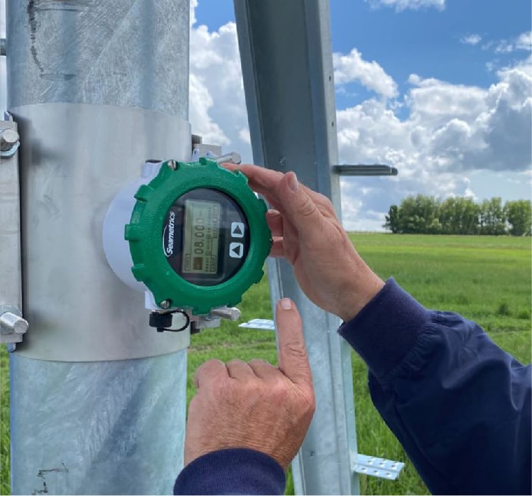SADDLE CLAMP WITH FLOW METER