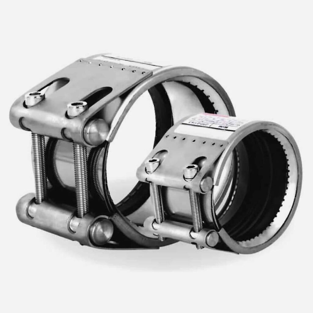 Stainless steel pipe coupling with anchor rings to avoid pipes to be pulled out, axially restrained