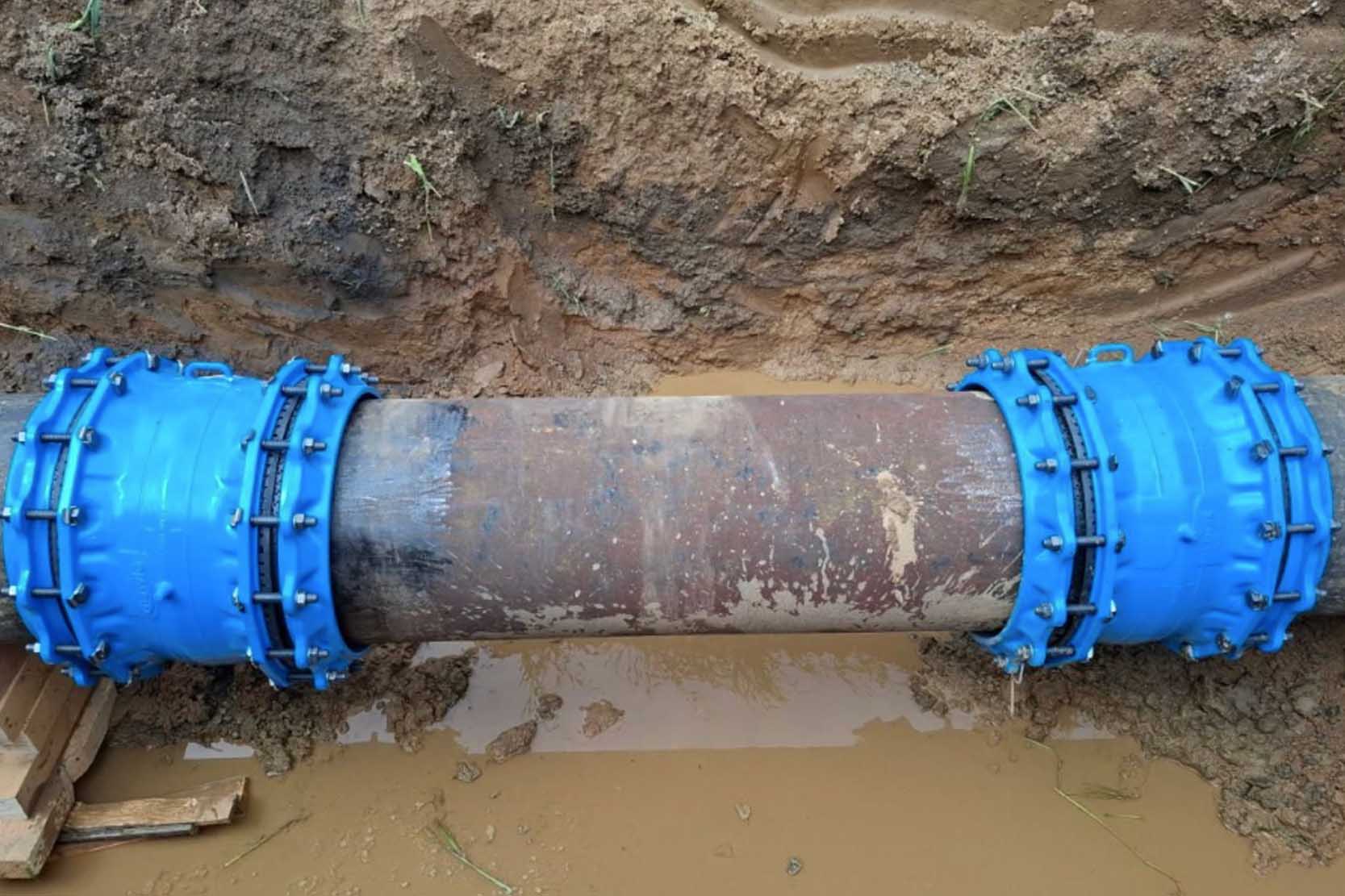 A wide-range coupling connecting two pipe ends